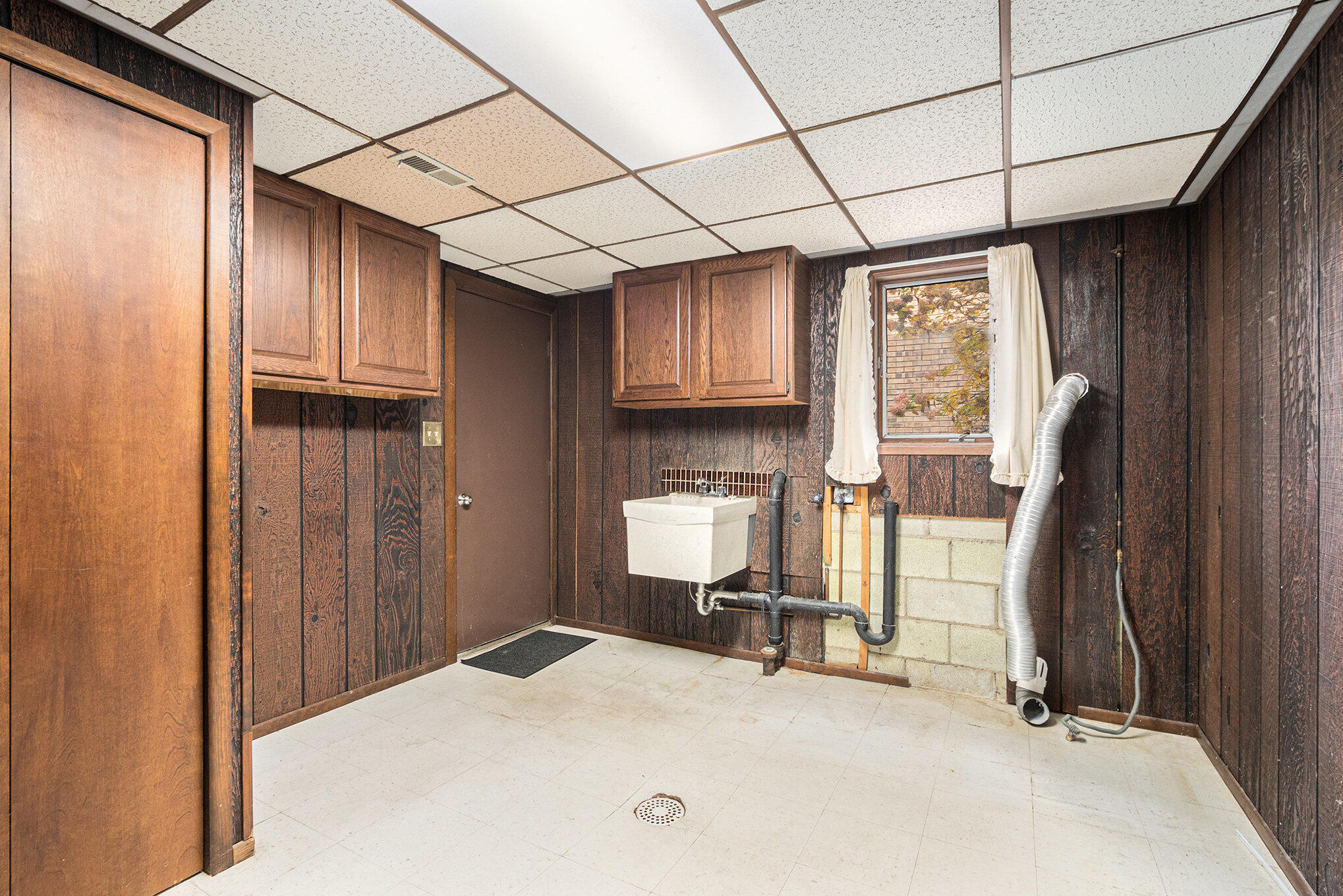 7905 Frederick Avenue Munster, IN 46321 - Photo 20 of 26 a room with closet