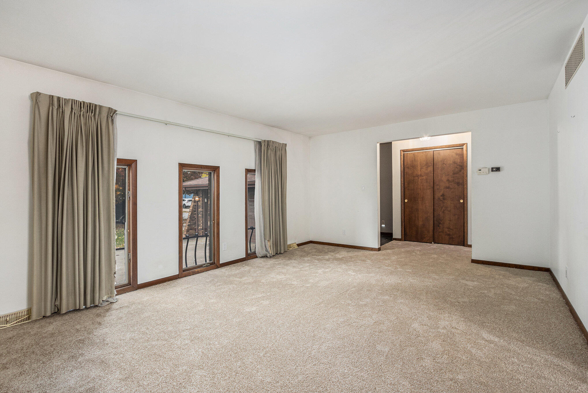 7905 Frederick Avenue Munster, IN 46321 - Photo 10 of 26 an empty room with closet and mirrors