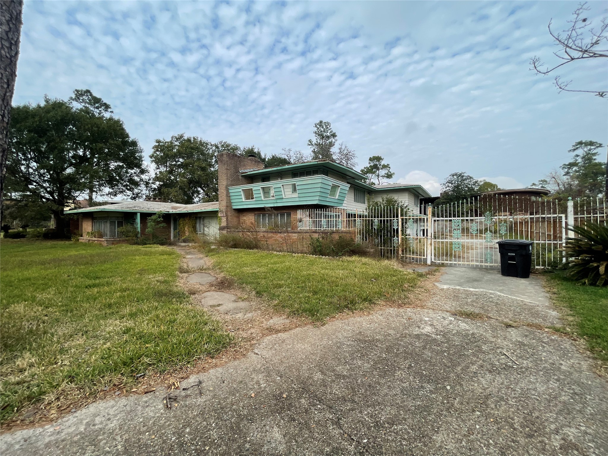 3405 North MacGregor Way Houston, TX 77004 - Photo 2 of 6 a view of a house with a yard