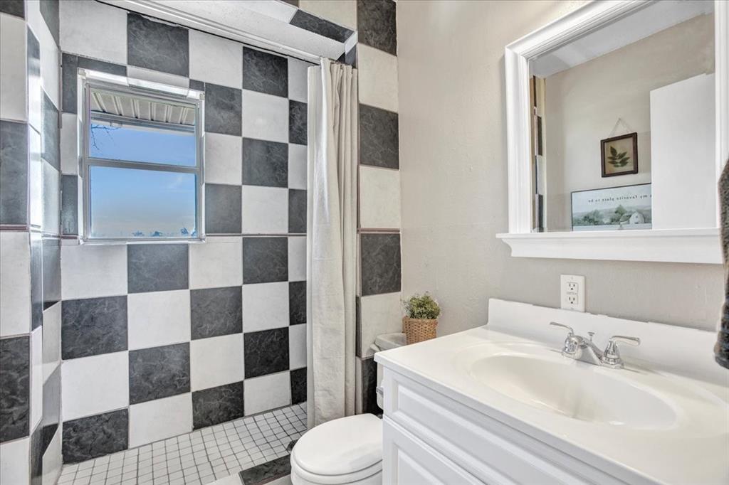 1016 Farm To Market 902 Howe, TX 75459 - Photo 25 of 39 Hallway full bathroom #3