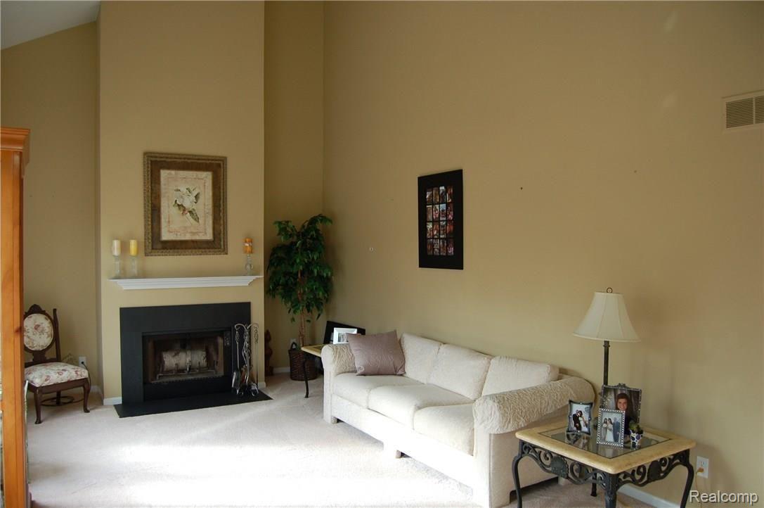 120 Chestnut Ridge Walled Lake, MI 48390 - Photo 7 of 28 Family room with vaulted ceiling