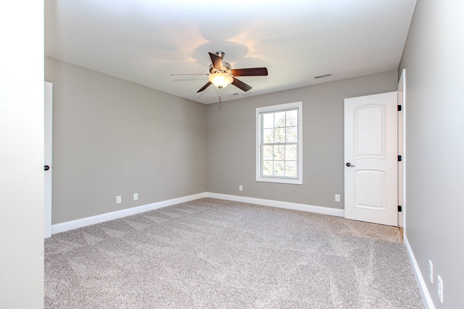 59 Stonebrook Court Bloomington, IL 61704 - Photo 33 of 52 an empty room with windows and fan