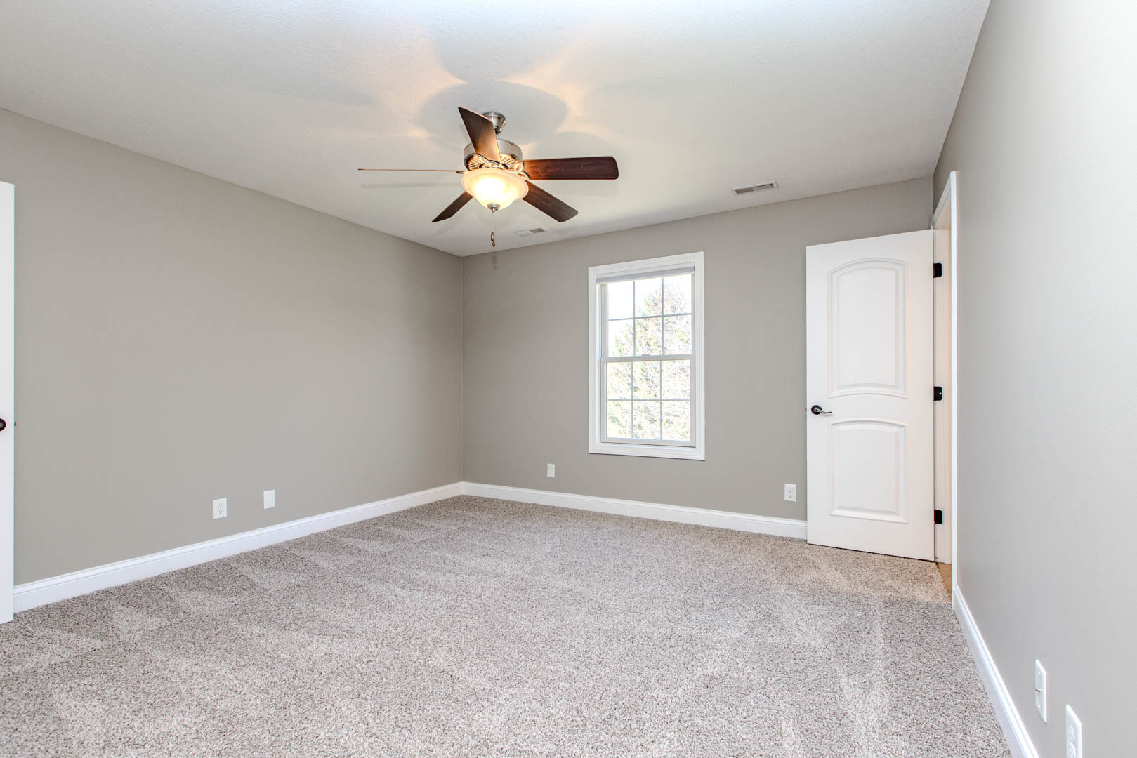 59 Stonebrook Court Bloomington, IL 61704 - Photo 34 of 52 an empty room with windows and fan