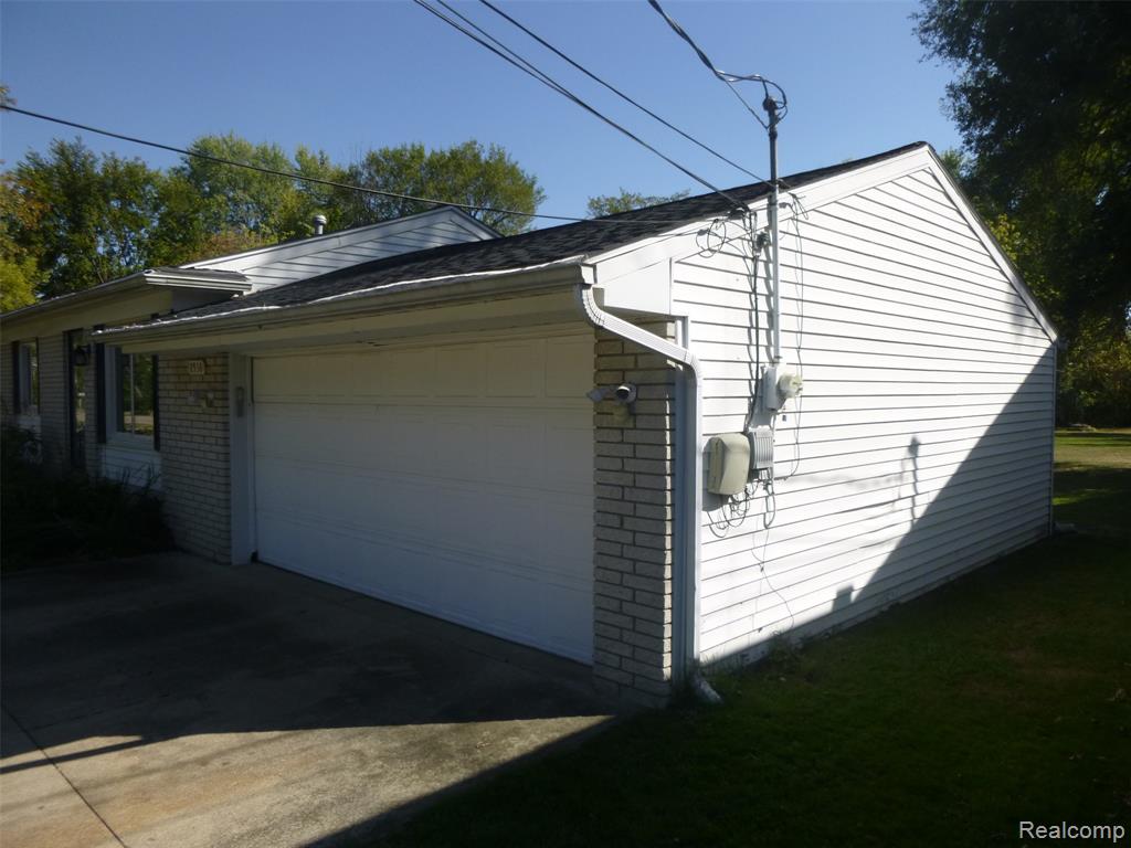 2936 Wisconsin Road Troy, MI 48083 - Photo 3 of 23