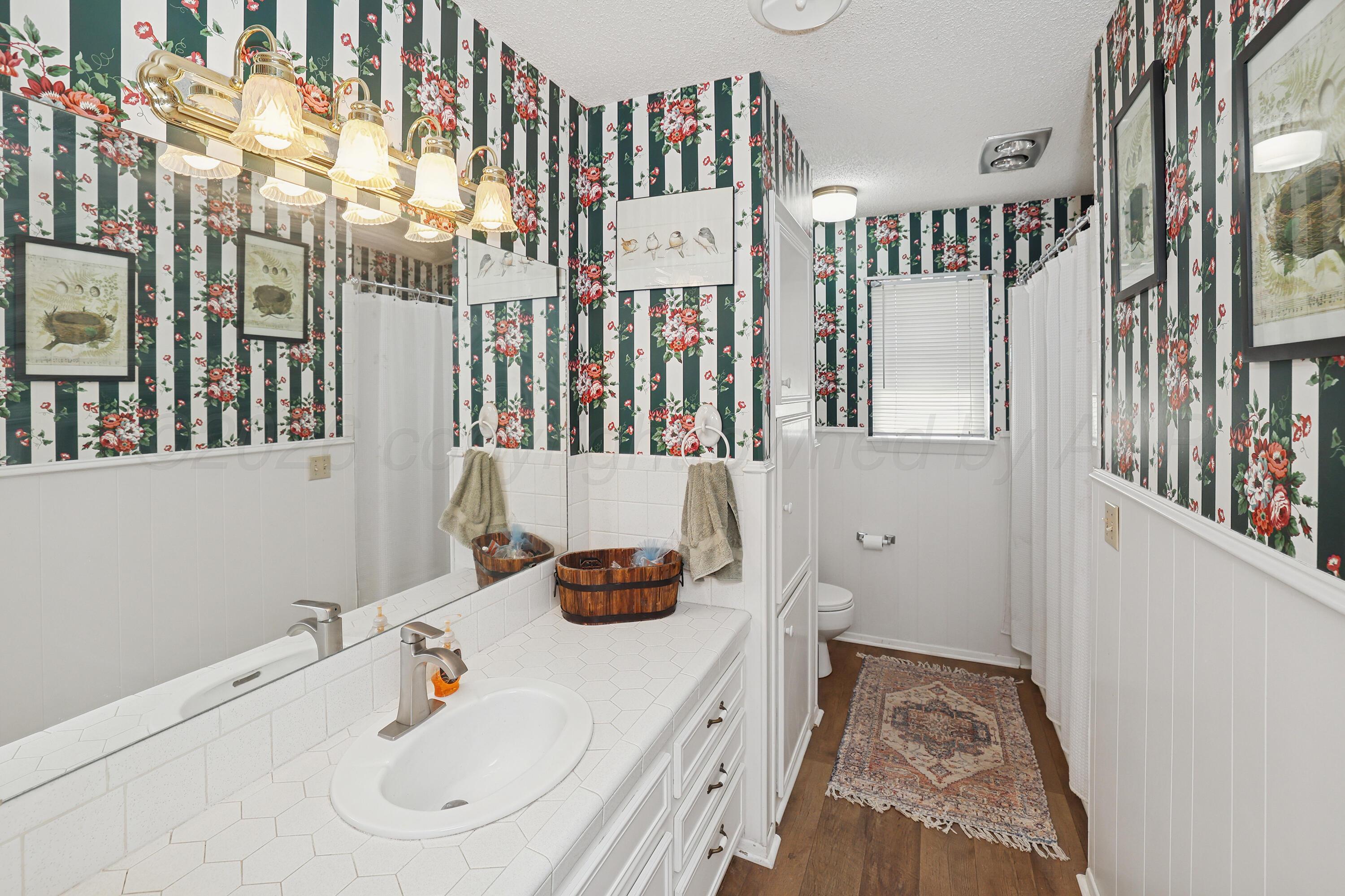 7211 Gainsborough Road Amarillo, TX 79106 - Photo 18 of 27 Main Bathroom
