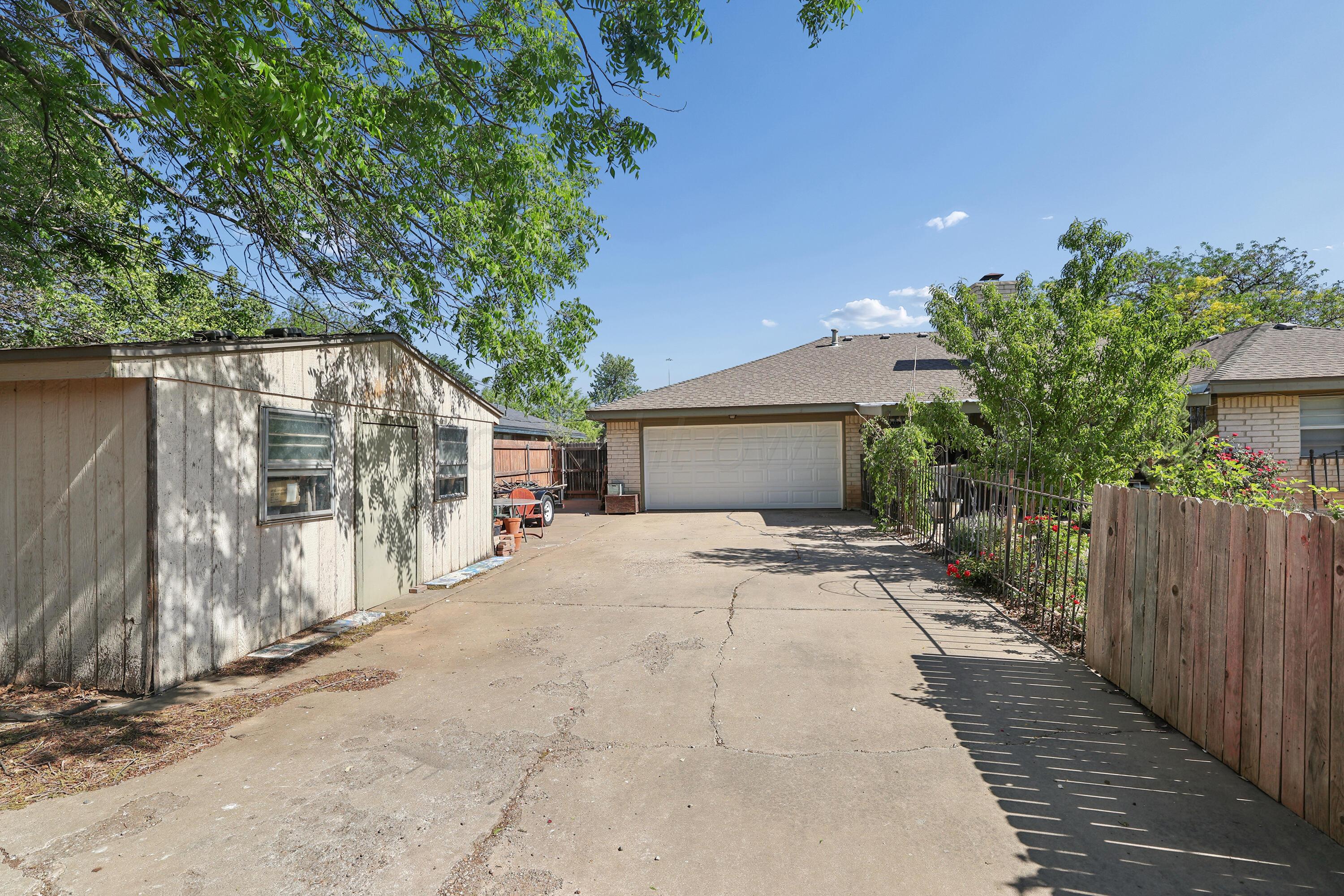 7211 Gainsborough Road Amarillo, TX 79106 - Photo 25 of 27 Driveway