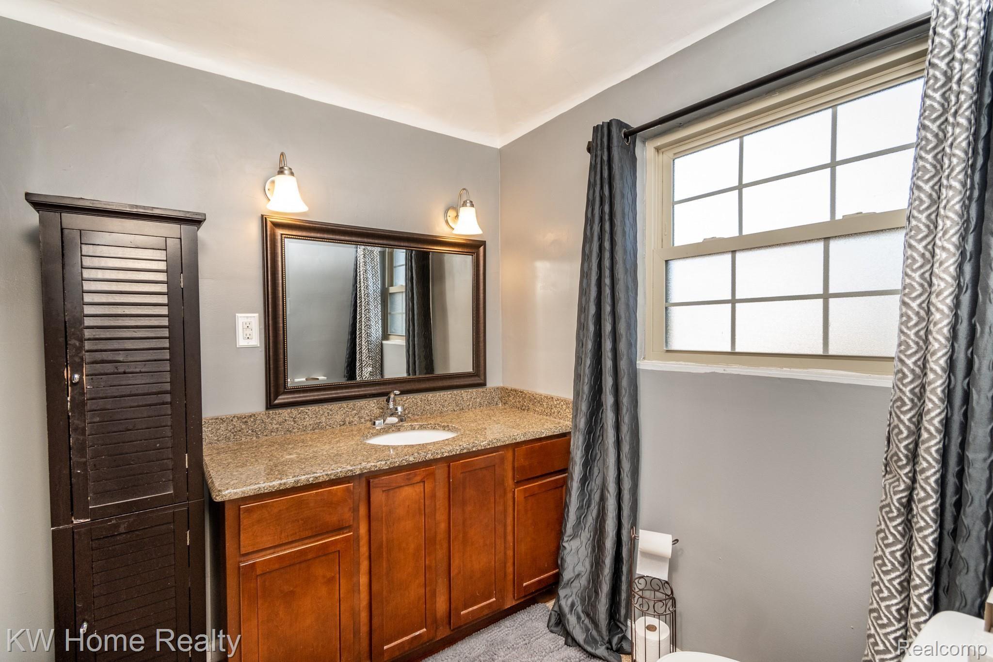 16770 Huntington Road Detroit, MI 48219 - Photo 24 of 30 Full bath second floor