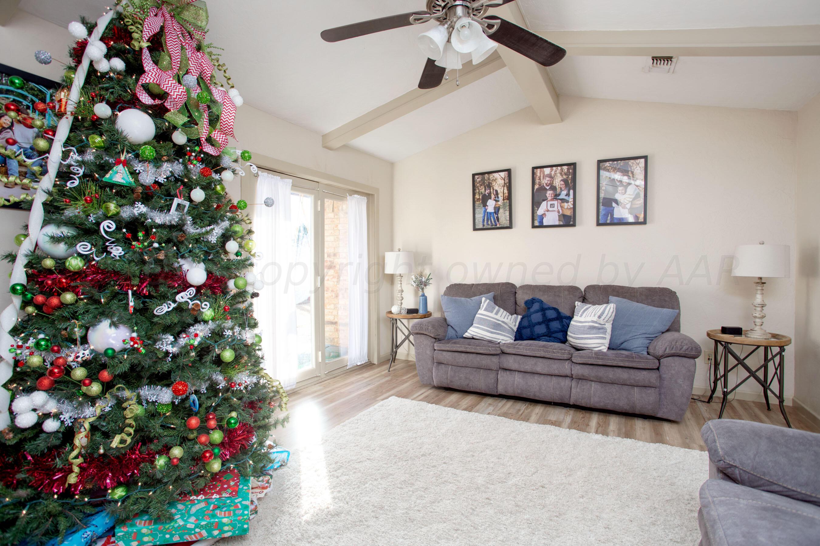 6101 Rutgers Street Amarillo, TX 79109 - Photo 2 of 24 a living room with furniture and flowers