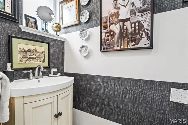 $3,500 | 444 Carswold Drive, Clayton, MO 63105