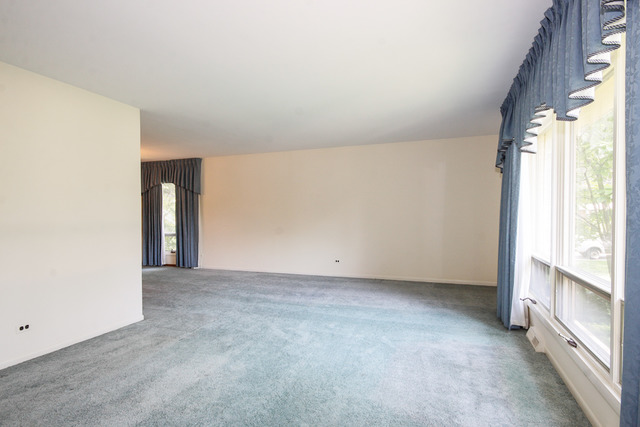 800 Ridgemoor Drive Willowbrook, IL 60527 - Photo 2 of 20