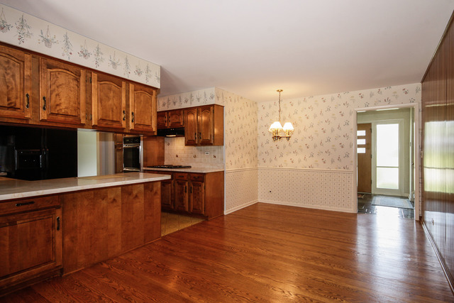 800 Ridgemoor Drive Willowbrook, IL 60527 - Photo 5 of 20