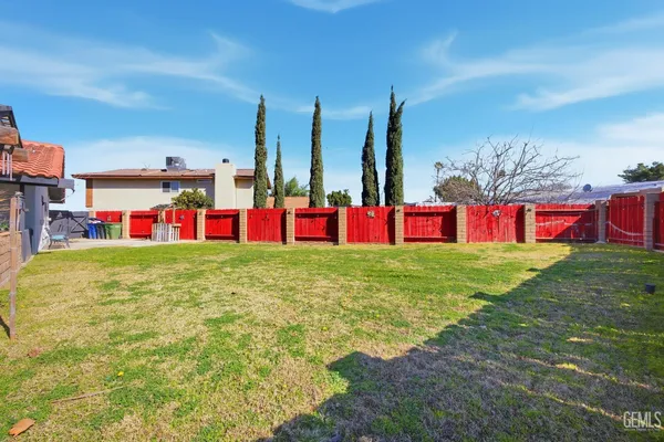 a view of a area with wooden fence
