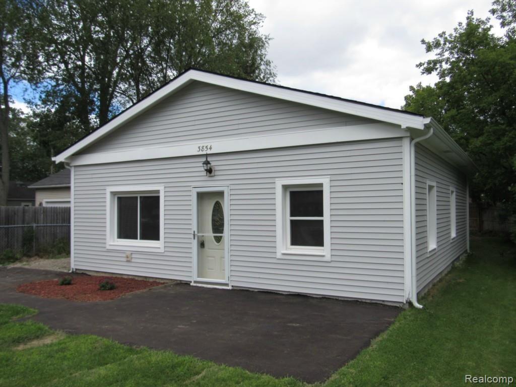 3854 Mapleleaf Road Waterford, MI 48328 - Photo 3 of 34 3854 MAPLELEAF WATERFORD , (64).jpg