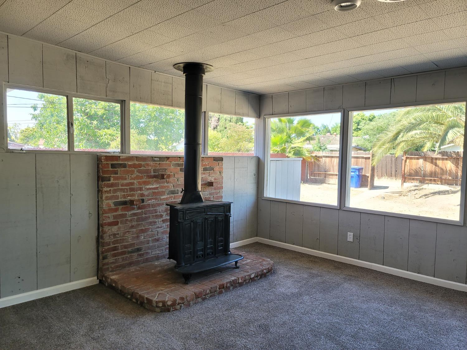 522 Willis Avenue Madera, CA 93637 - Photo 20 of 40 a room with window