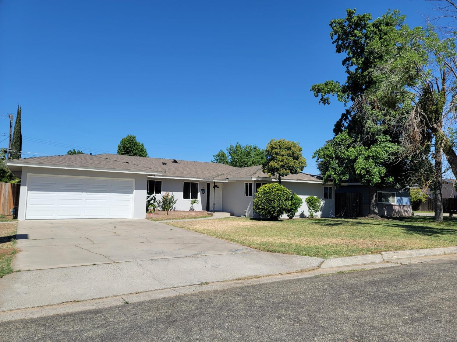 522 Willis Avenue Madera, CA 93637 - Photo 2 of 40 a view of a house with a outdoor space