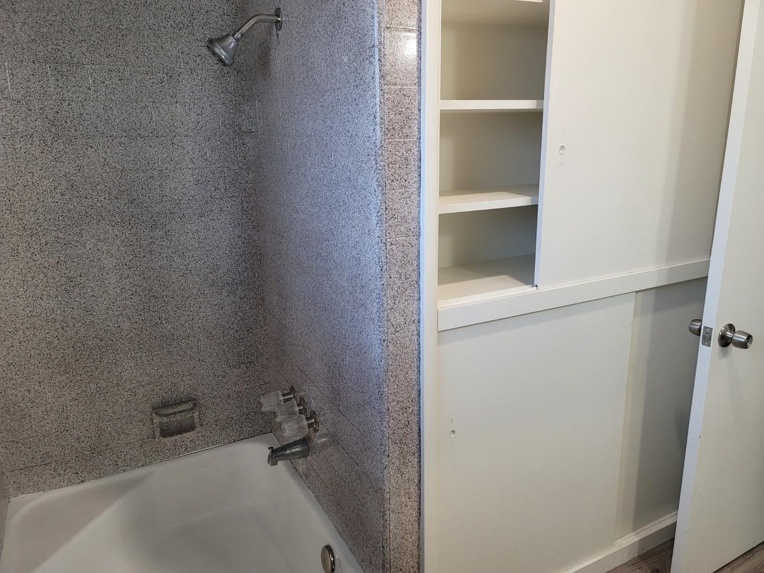 522 Willis Avenue Madera, CA 93637 - Photo 26 of 40 a bathroom with a bathtub