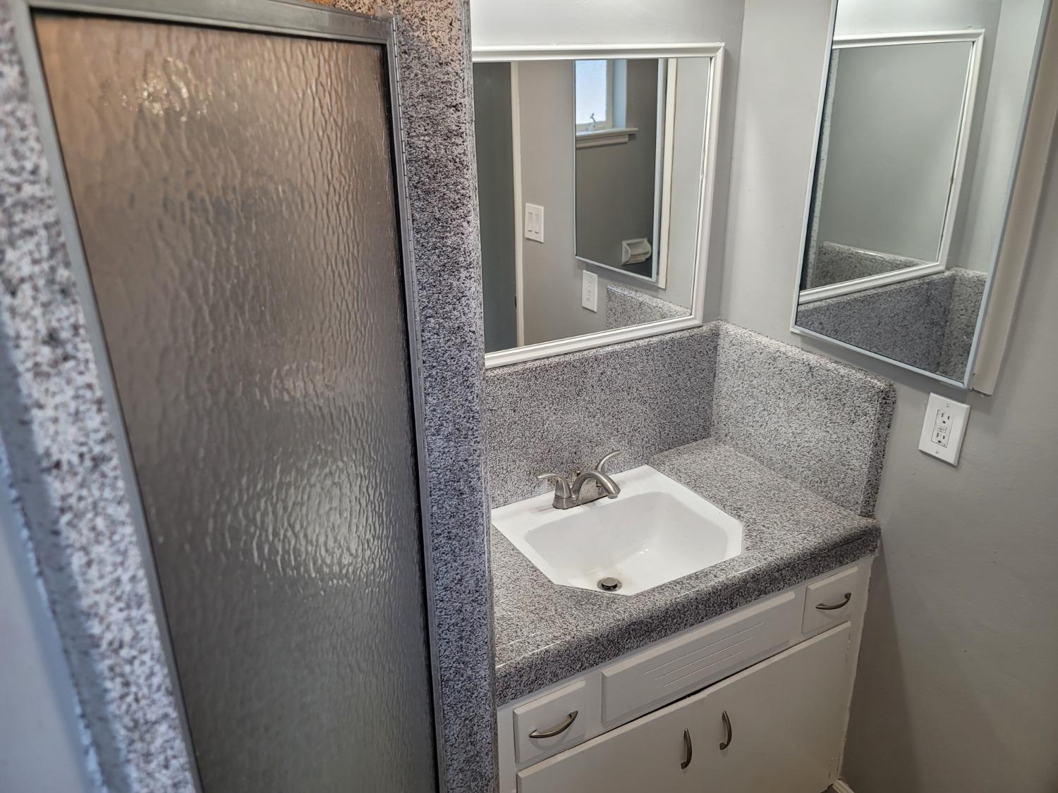 522 Willis Avenue Madera, CA 93637 - Photo 31 of 40 a bathroom with a sink and mirror
