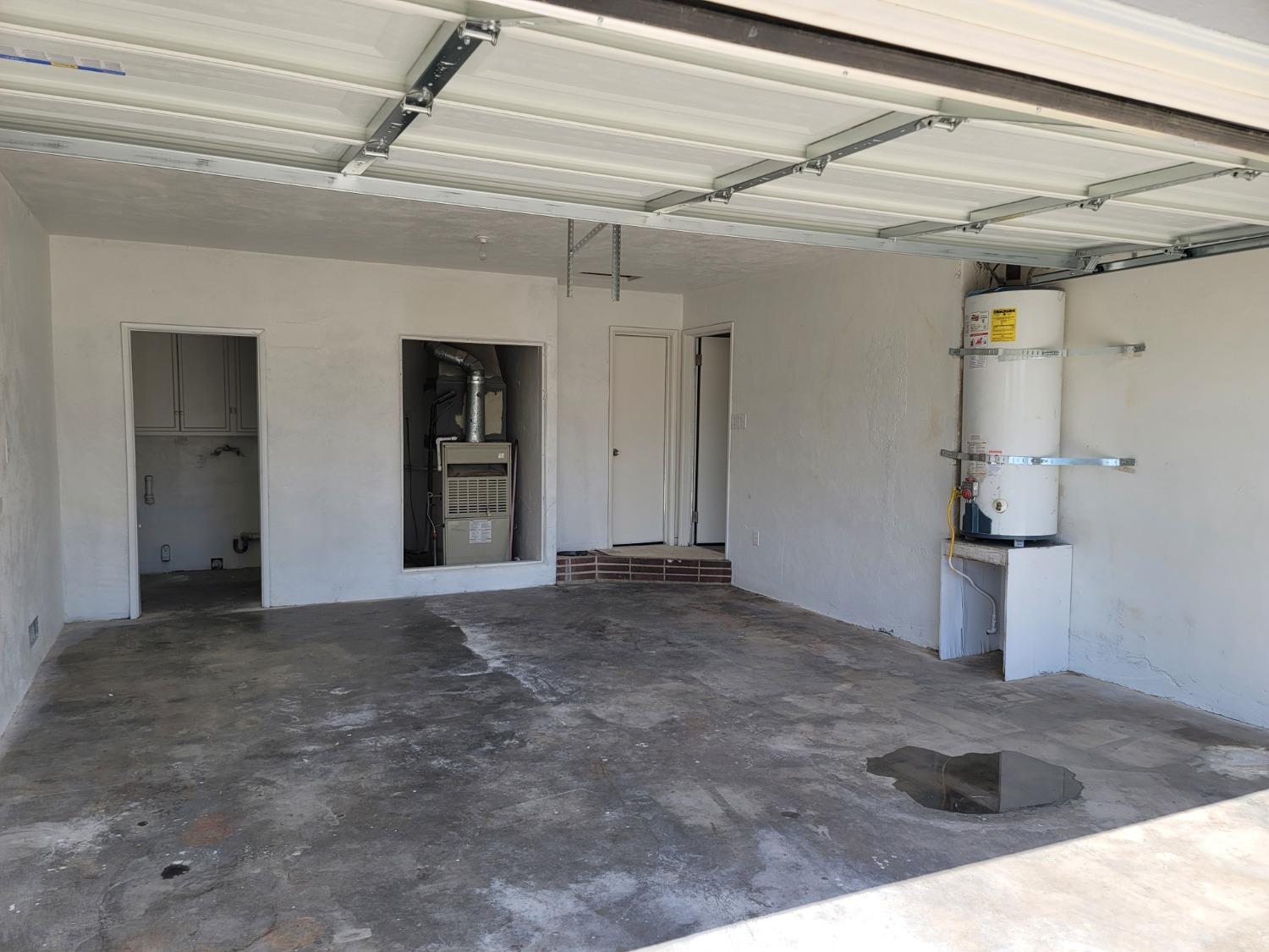 522 Willis Avenue Madera, CA 93637 - Photo 39 of 40 a view of a big room with closet and windows
