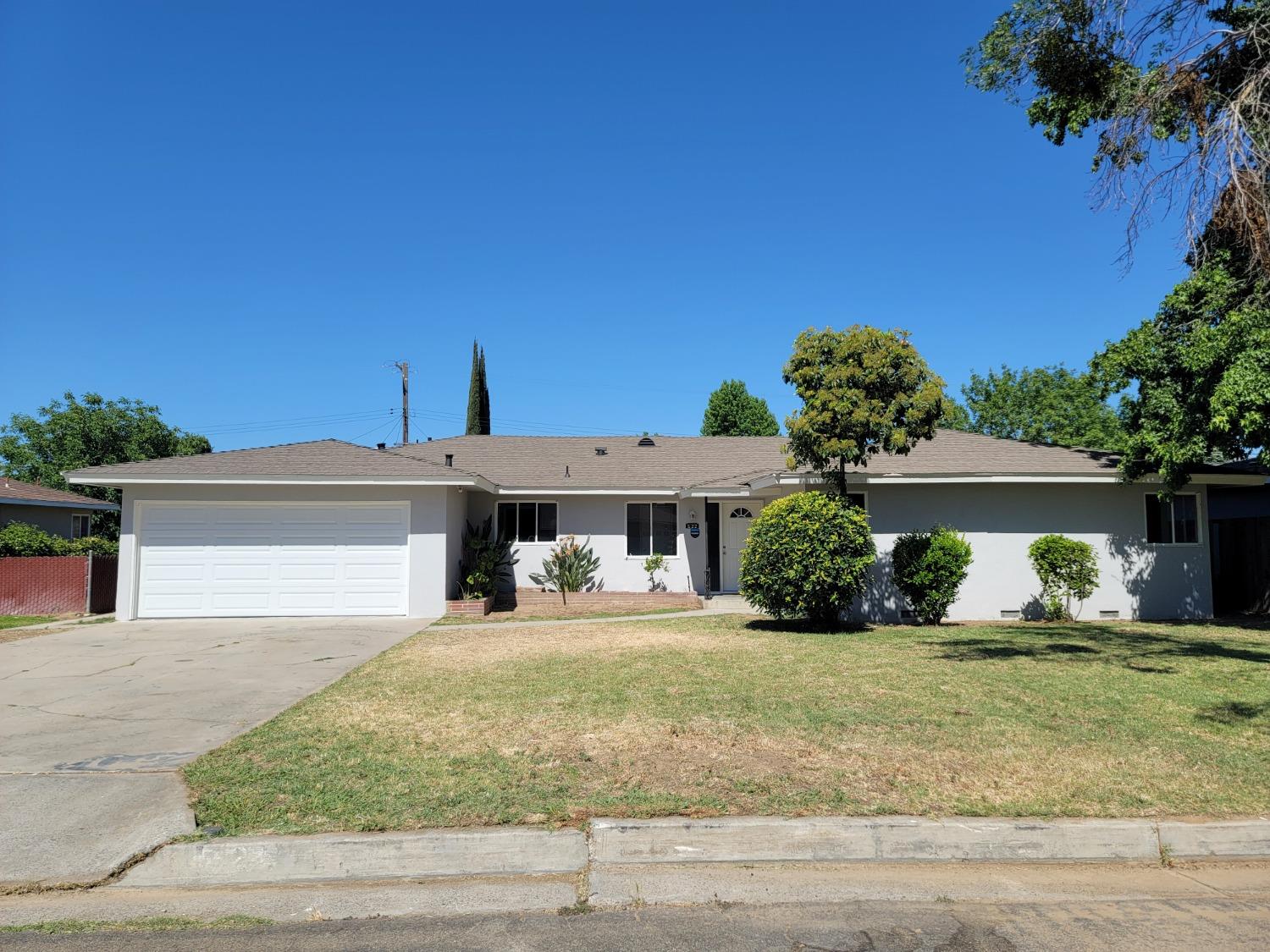 522 Willis Avenue Madera, CA 93637 - Photo 4 of 40 front view of a house with a yard