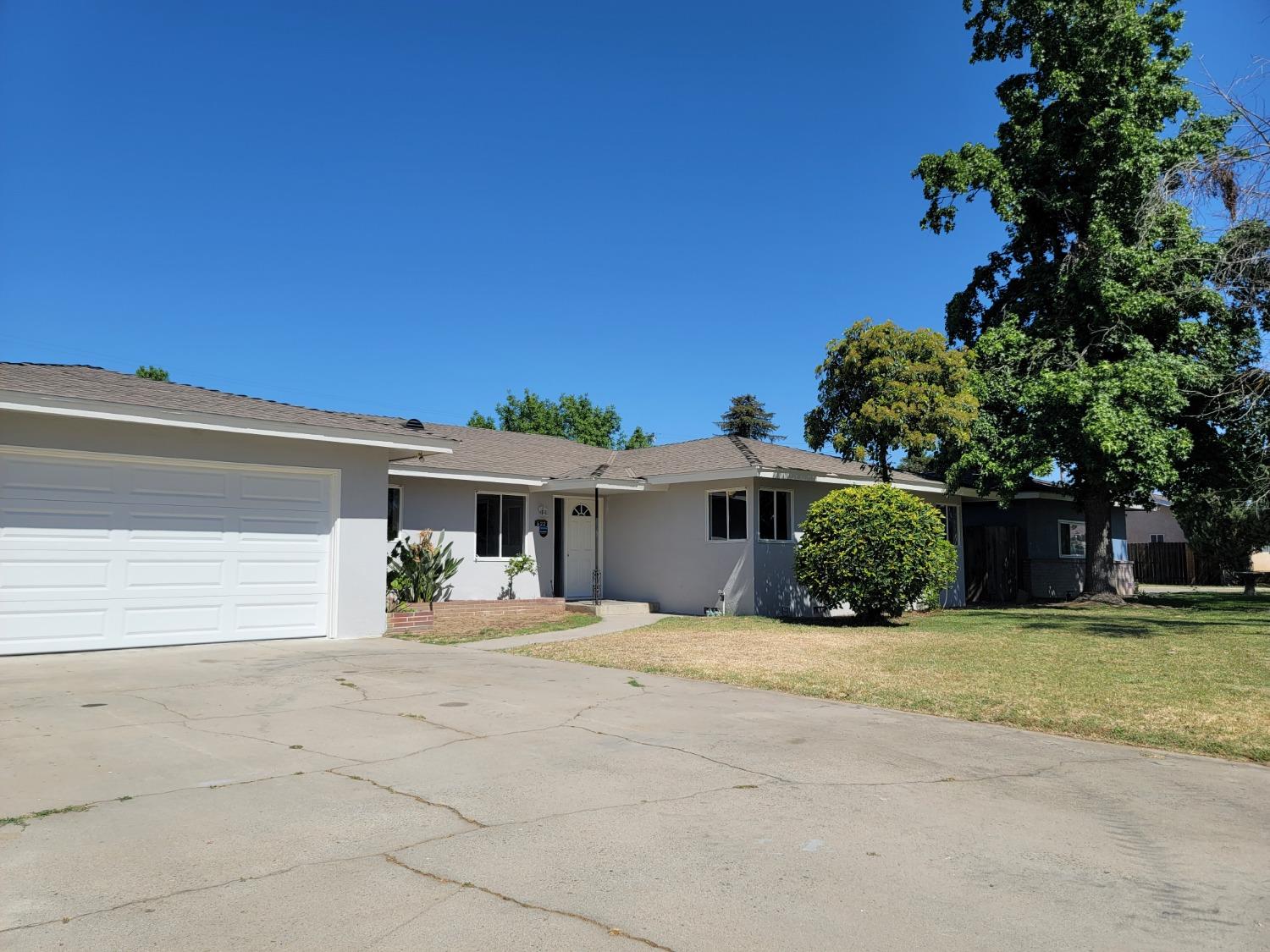 522 Willis Avenue Madera, CA 93637 - Photo 5 of 40 a view of a house with a yard and potted plants
