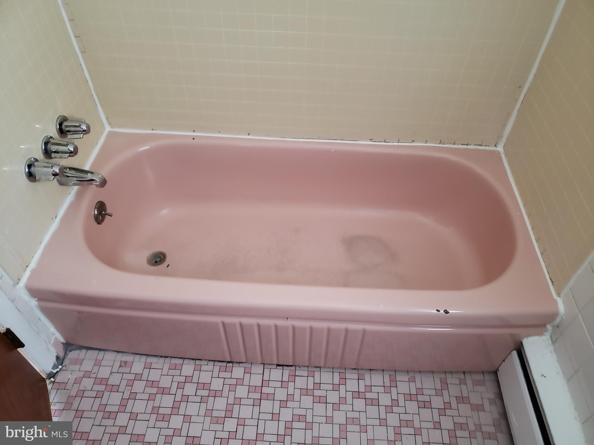 737-39 Borbeck Avenue, Unit D Philadelphia, PA 19111 - Photo 15 of 17 a bathroom with a bathtub