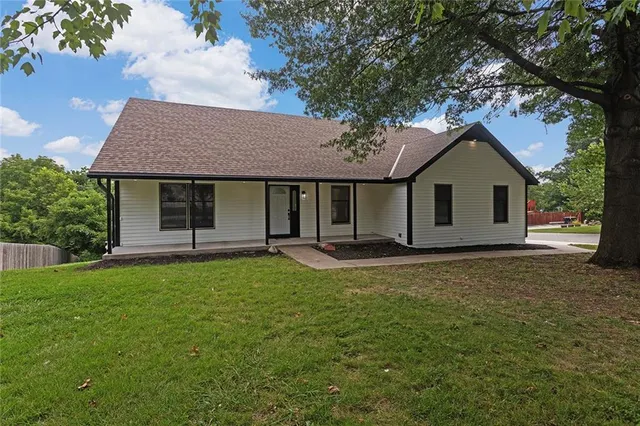 $395,000 | 5601 North Flint Ridge Road, Kansas City, MO 64151