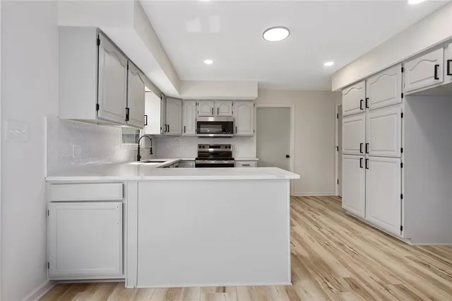 $395,000 | 5601 North Flint Ridge Road, Kansas City, MO 64151