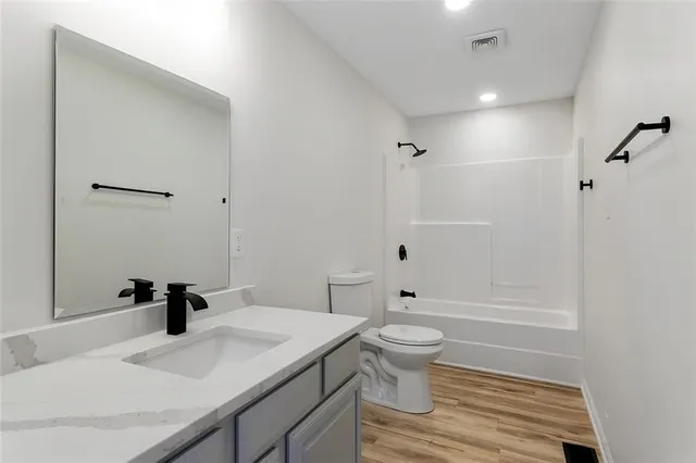 $395,000 | 5601 North Flint Ridge Road, Kansas City, MO 64151