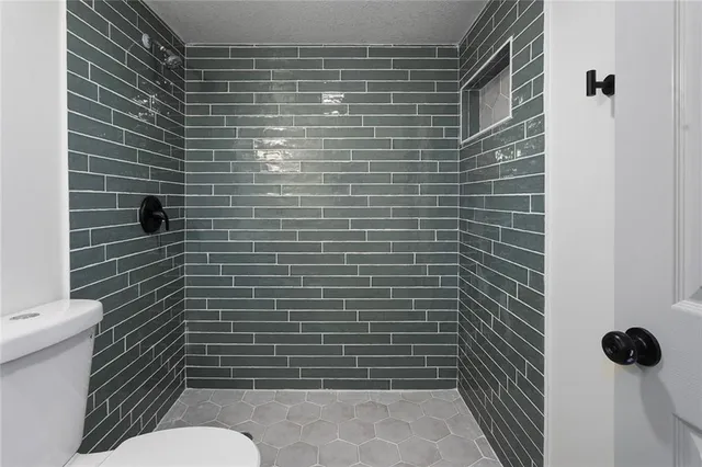 $395,000 | 5601 North Flint Ridge Road, Kansas City, MO 64151