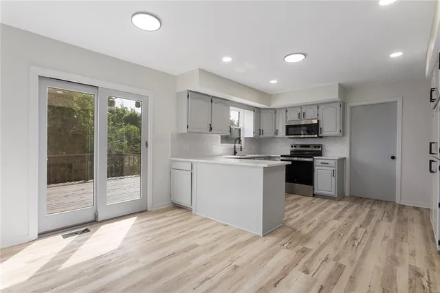 $395,000 | 5601 North Flint Ridge Road, Kansas City, MO 64151