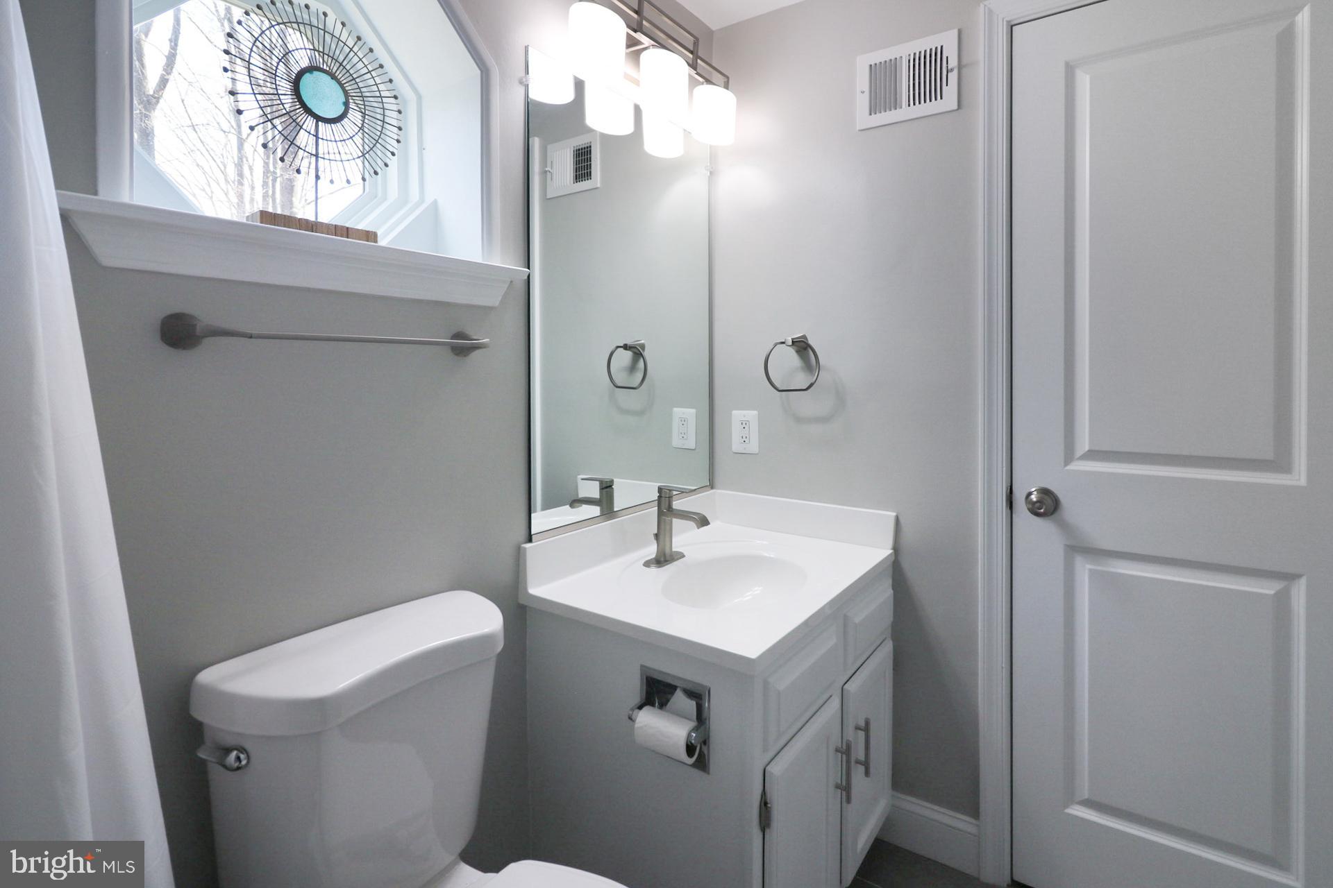 1115 Sandy Hollow Court Silver Spring, MD 20905 - Photo 18 of 24 Upper level full bath with linen closet