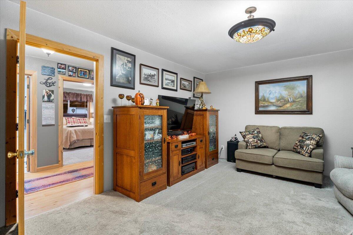 1735 Rector Road La Pine, OR 97739 - Photo 21 of 40 Den/Media Room