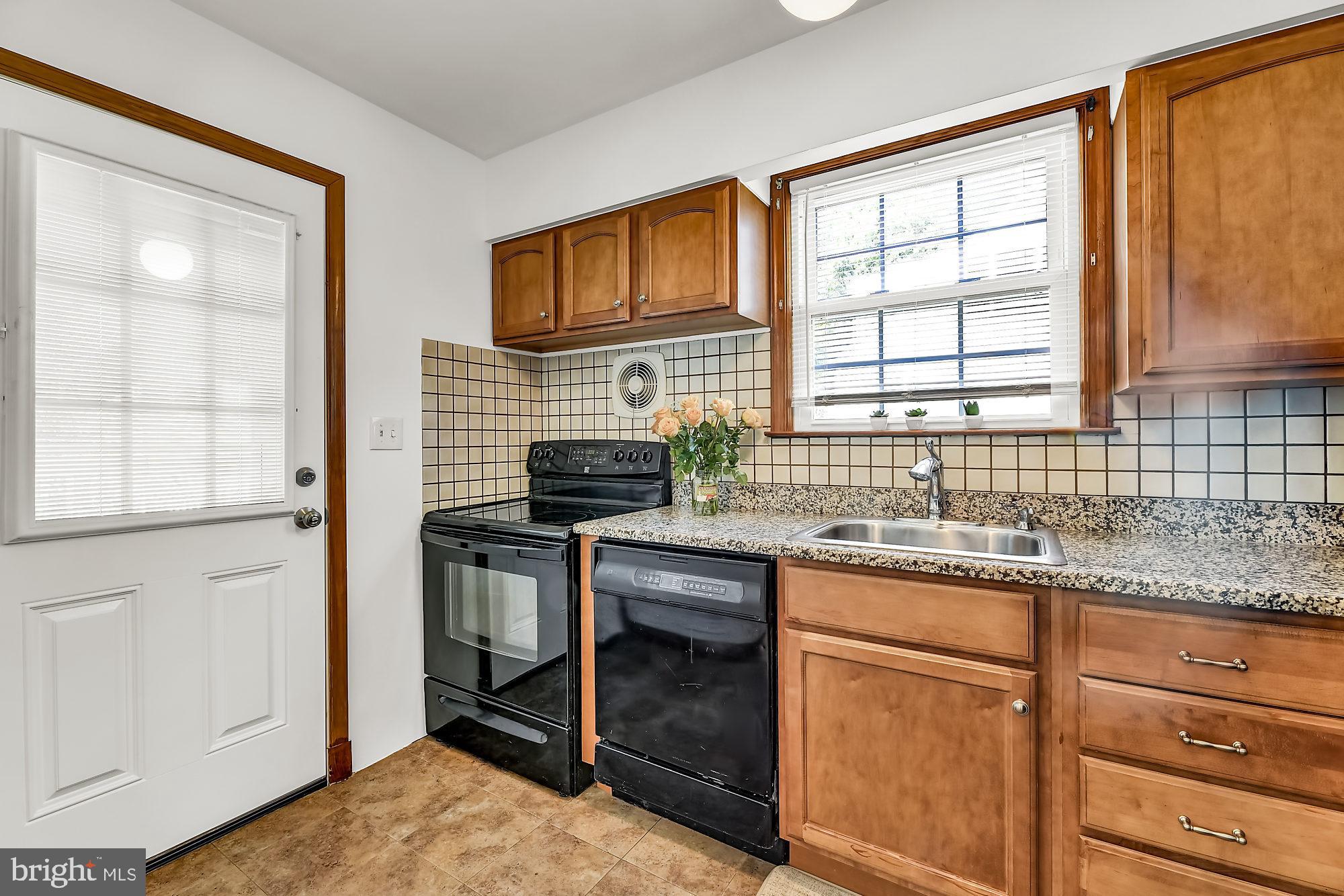 1710 Cape May Road Baltimore, MD 21221 - Photo 12 of 35 Backsplash