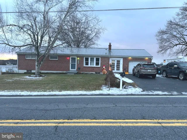 $279,900 | 193 West Main Street, Fredericksburg, PA 17026