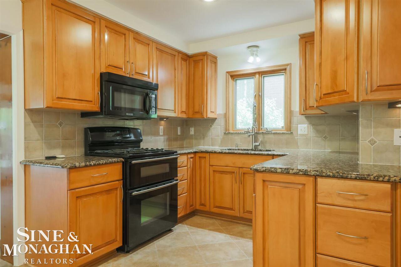1928 Prestwick Road Grosse Pointe, MI 48236 - Photo 22 of 46 Kitchen with granite