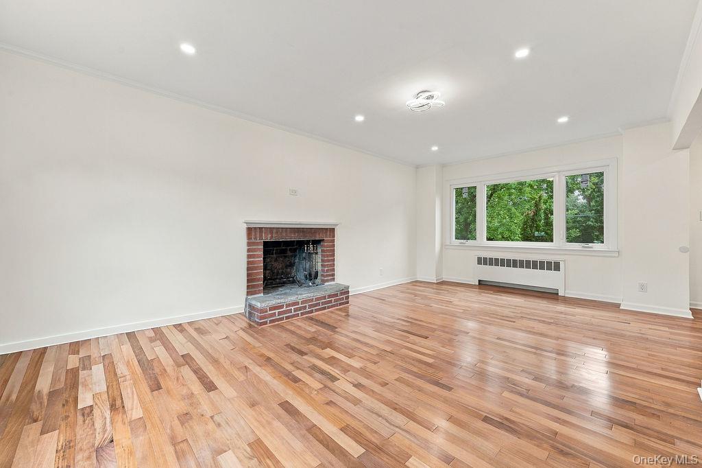 84 Middle Neck Road Roslyn, NY 11576 - Photo 5 of 28 Gallery Image 5