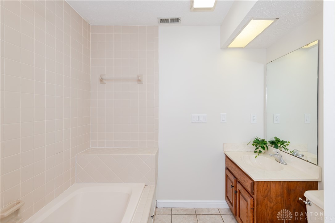 137 Cross Ridge Drive Kettering, OH 45429 - Photo 18 of 39