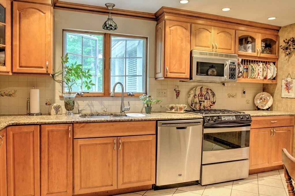 4 Garland Road Chelmsford, MA 01824 - Photo 3 of 40