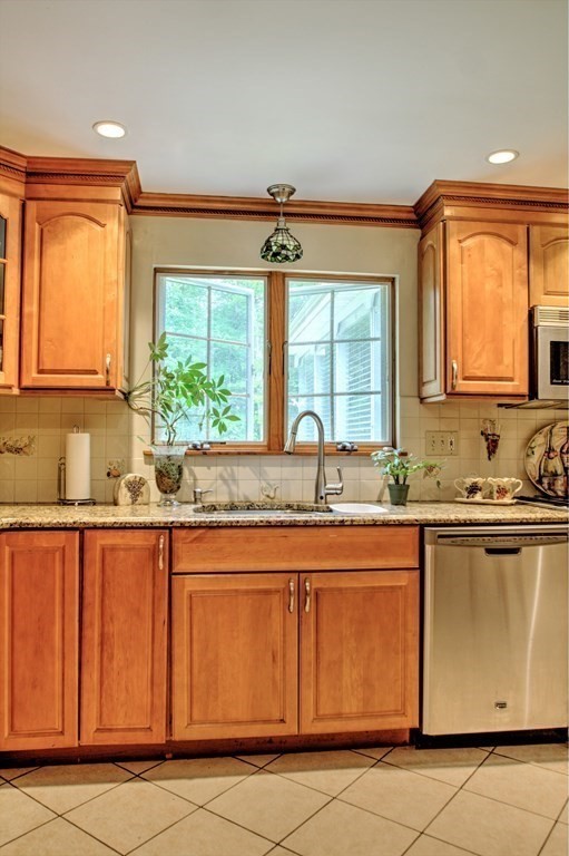 4 Garland Road Chelmsford, MA 01824 - Photo 8 of 40