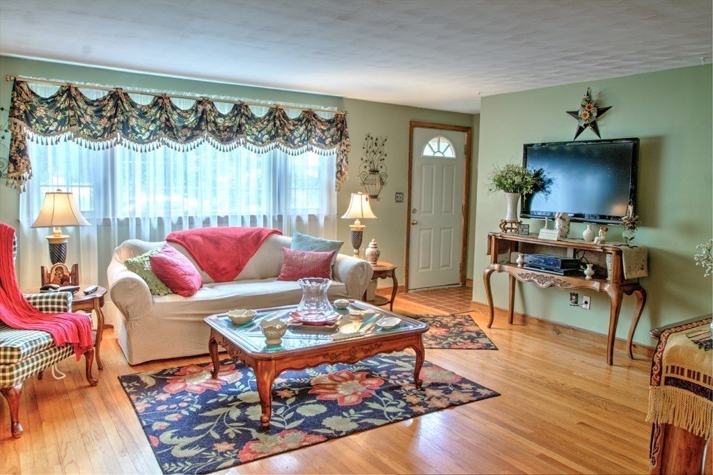 4 Garland Road Chelmsford, MA 01824 - Photo 9 of 40