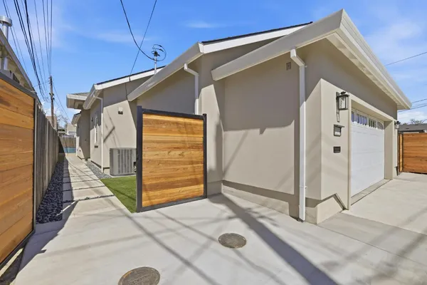 a view of a house with backyard