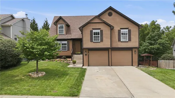 $389,000 | 1612 Northeast Bluff Street, Lee's Summit, MO 64086