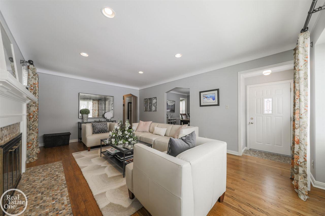374 Ridgemont Road Grosse Pointe, MI 48236 - Photo 4 of 25 31372429-3.JPG