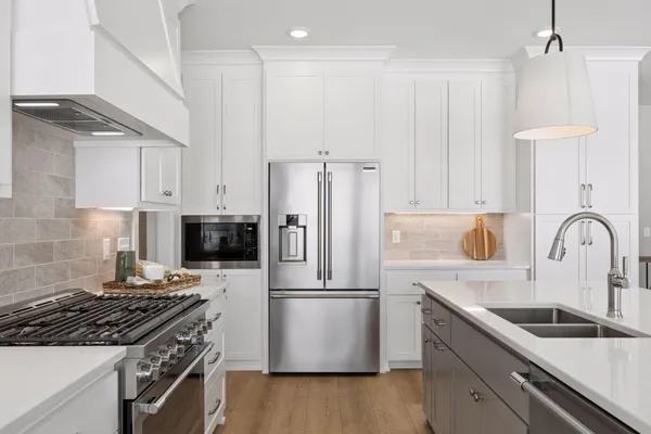 $889,600 | 1031 Hart Lake Avenue, New Richmond, WI 54017