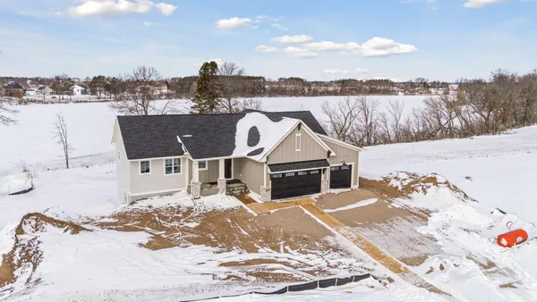 $889,600 | 1031 Hart Lake Avenue, New Richmond, WI 54017