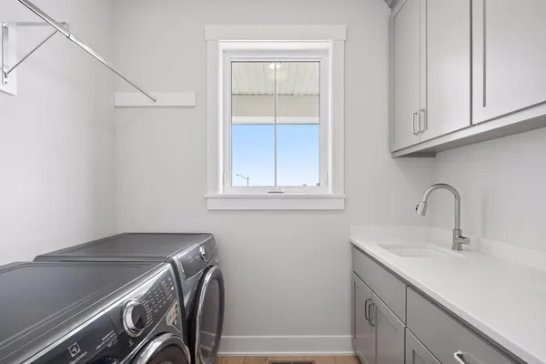 $889,600 | 1031 Hart Lake Avenue, New Richmond, WI 54017