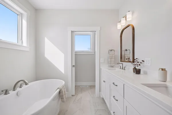 $889,600 | 1031 Hart Lake Avenue, New Richmond, WI 54017