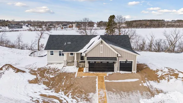$889,600 | 1031 Hart Lake Avenue, New Richmond, WI 54017