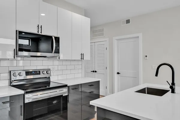 $3,000 | 63 Belgrade Avenue, Unit 403, Boston, MA 02131