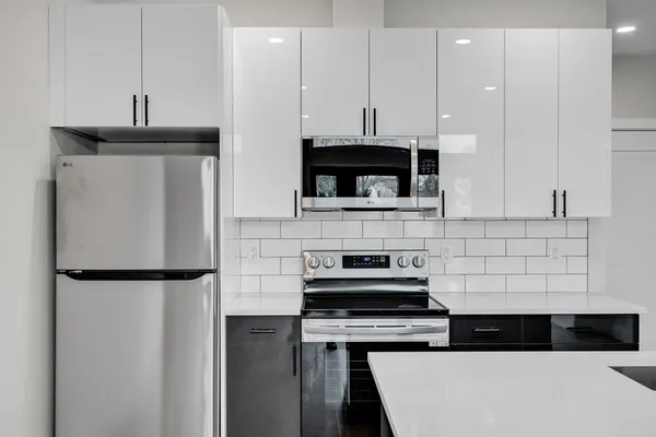 $3,000 | 63 Belgrade Avenue, Unit 403, Boston, MA 02131